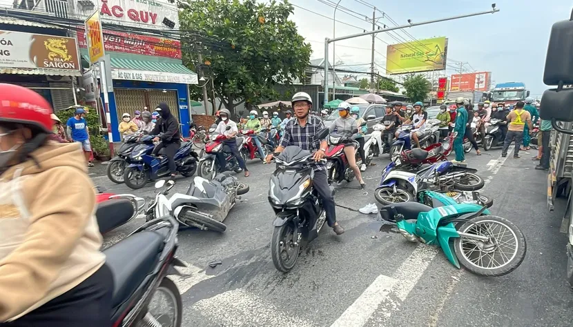 Xe khách tông loạt xe máy dừng đèn đỏ, nhiều người thương vong - Ảnh 2.