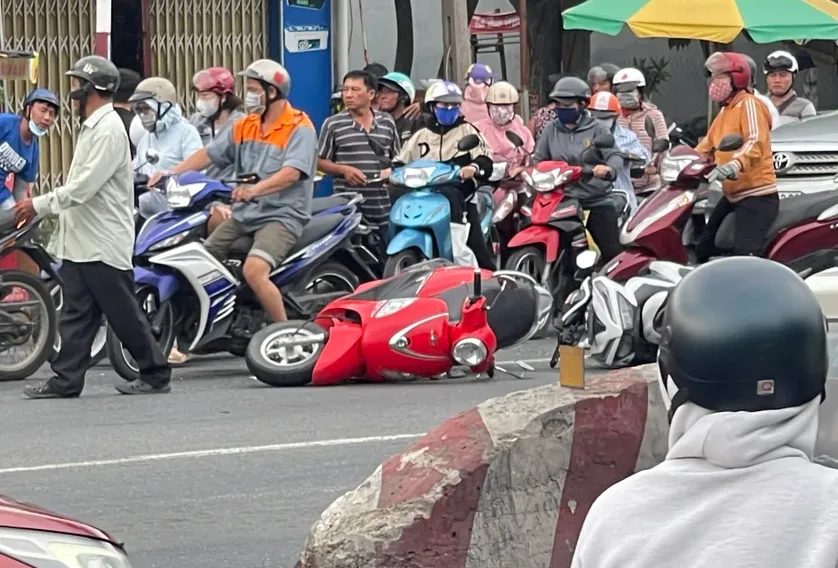 Xe khách tông loạt xe máy dừng đèn đỏ, nhiều người thương vong - Ảnh 3.