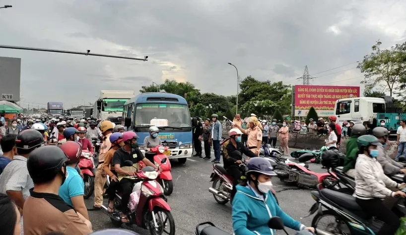 Xe khách tông loạt xe máy dừng đèn đỏ, nhiều người thương vong - Ảnh 4.