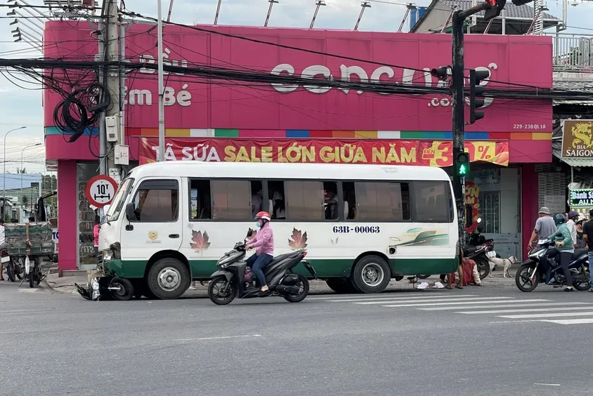 Xe khách tông loạt xe máy dừng đèn đỏ, nhiều người thương vong - Ảnh 1.