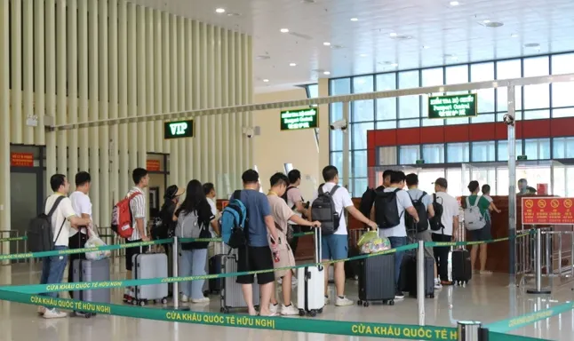 Rút ngắn thời gian xuất nhập cảnh cho người dân và khách du lịch - Ảnh 1.
