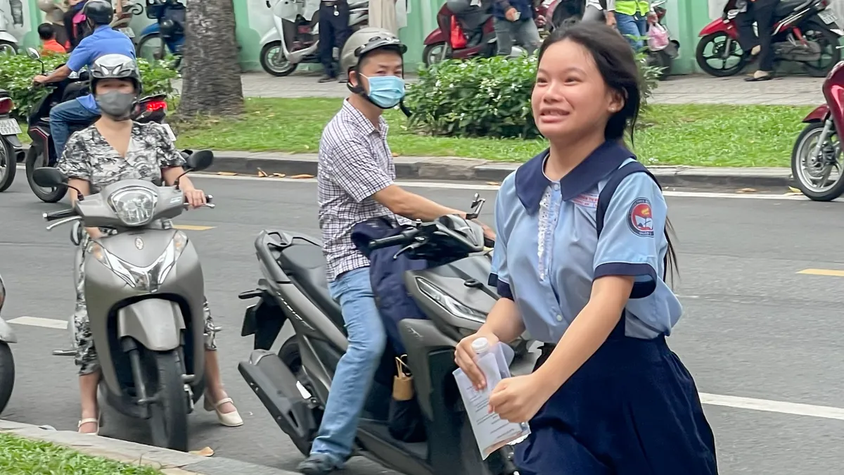 Thí sinh lo đề khó trong ngày thi cuối kỳ thi tuyển sinh lớp 10 tại TP Hồ Chí Minh - Ảnh 8.