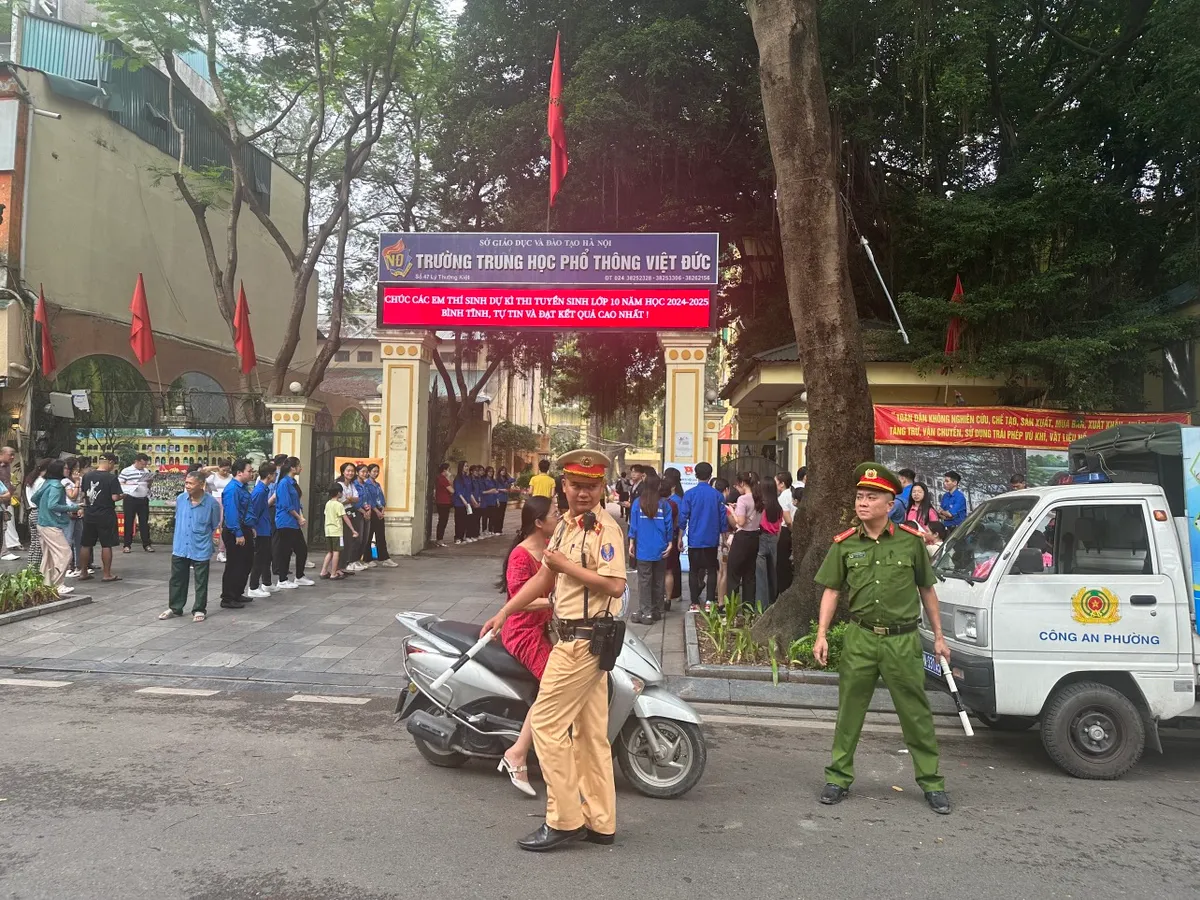 Hà Nội bảo đảm an toàn giao thông trong những ngày thi - Ảnh 6.