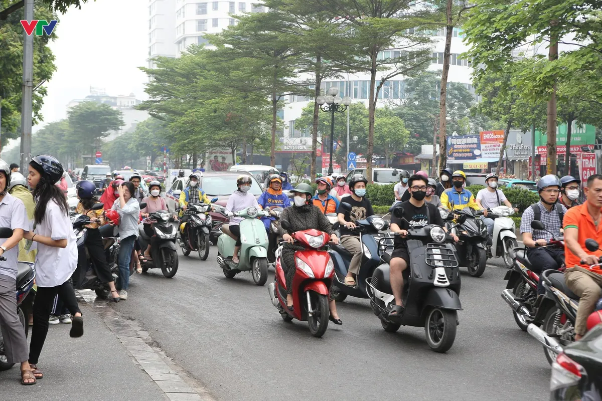 Lo tắc đường và mưa, nhiều thí sinh đến sớm để làm thủ tục dự thi vào lớp 10 - Ảnh 6.