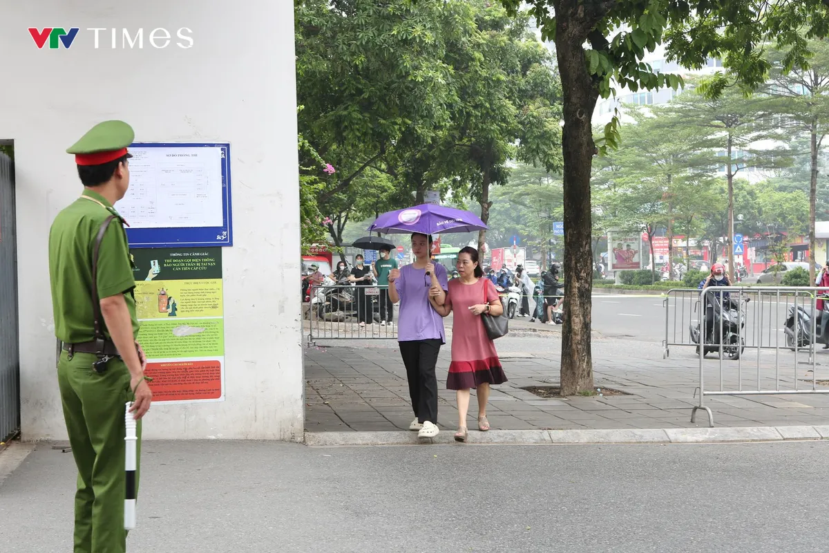 Lo tắc đường và mưa, nhiều thí sinh đến sớm để làm thủ tục dự thi vào lớp 10 - Ảnh 8.