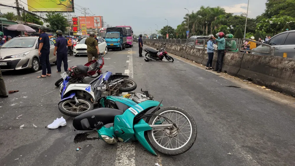 Vụ xe khách tông hàng loạt xe máy làm 2 người tử vong: Tài xế khai xe mất phanh - Ảnh 1.