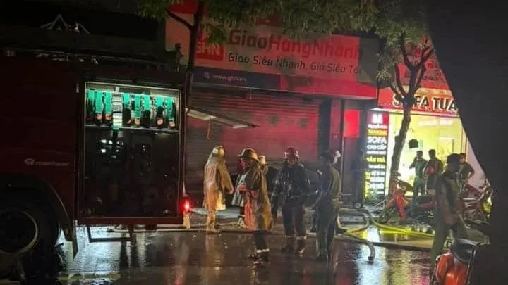 Hà Nội: Cháy quán cà phê trên phố Hàng Vải - Ảnh 6. Hà Nội: Cháy quán cà phê trên phố Hàng Vải - Ảnh 6.