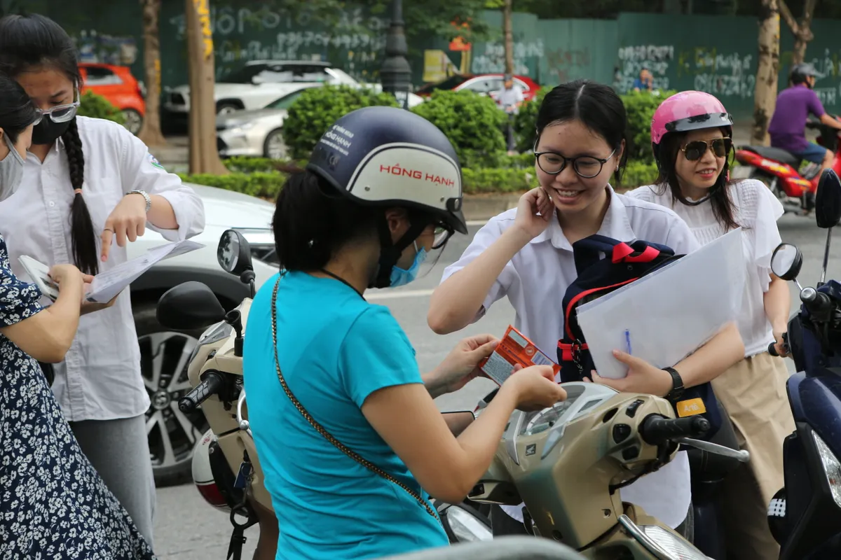 Tuyền sinh lớp 10 tại Hà Nội, thí sinh hồi hộp bước vào môn thi đầu tiên. - Ảnh 8.