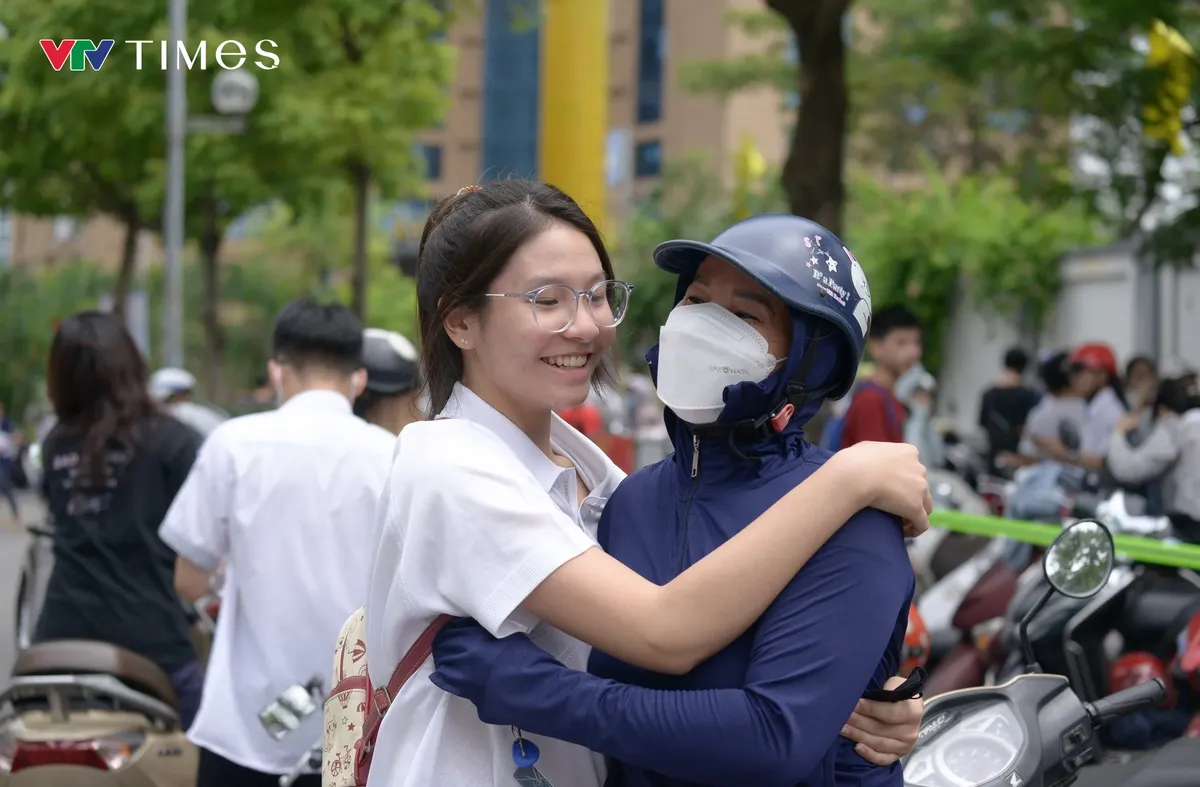 Sáng nay (9/6), thí sinh Hà Nội làm bài thi môn Toán vào lớp 10 - Ảnh 1.