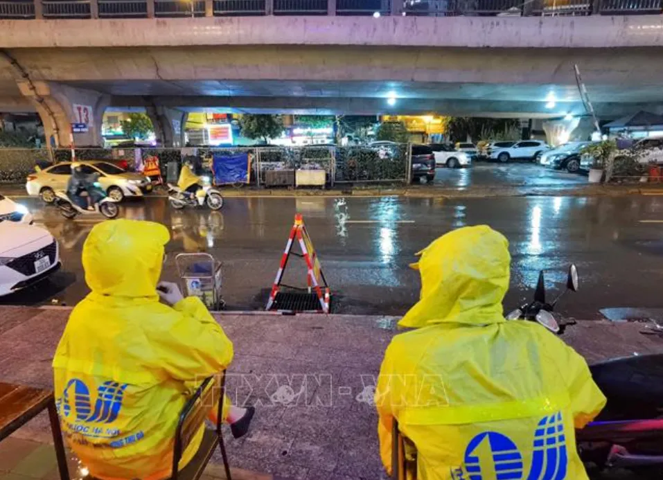 Hà Nội mưa lớn trong đêm, nhiều tuyến phố lại ngập sâu - Ảnh 8.