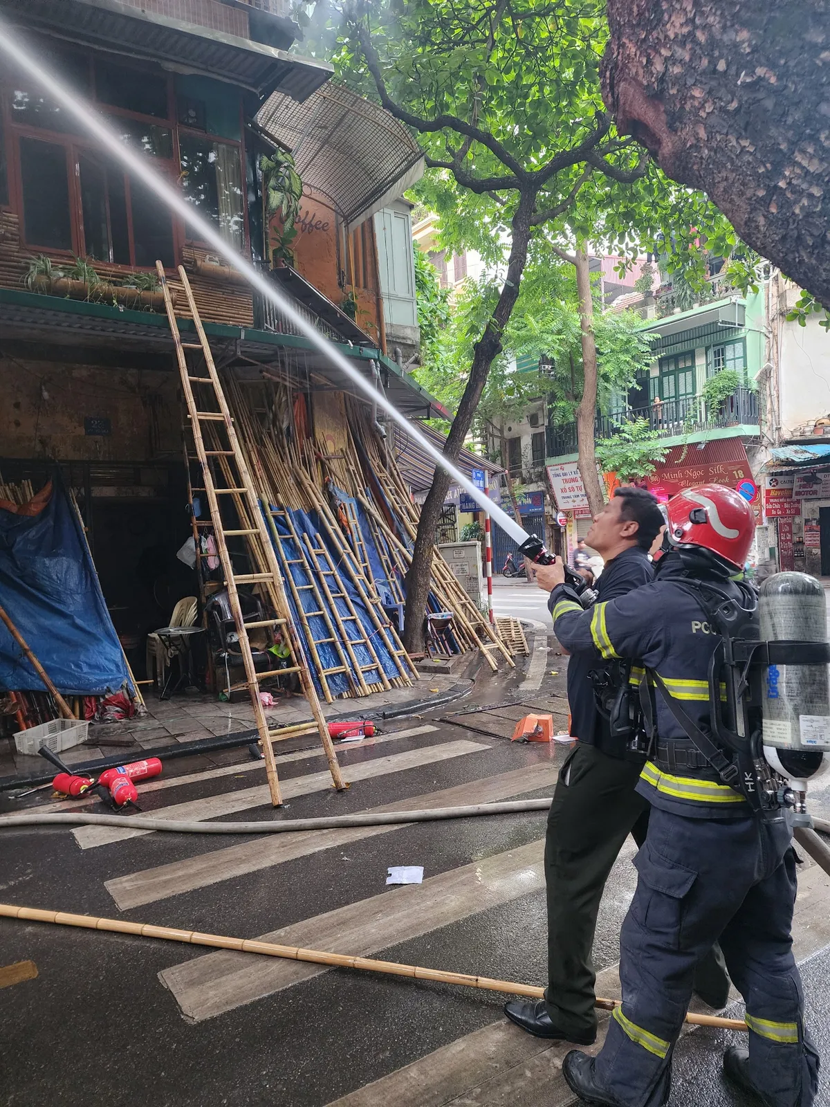 Hà Nội: Cháy quán cà phê trên phố Hàng Vải - Ảnh 1. Hà Nội: Cháy quán cà phê trên phố Hàng Vải - Ảnh 1.