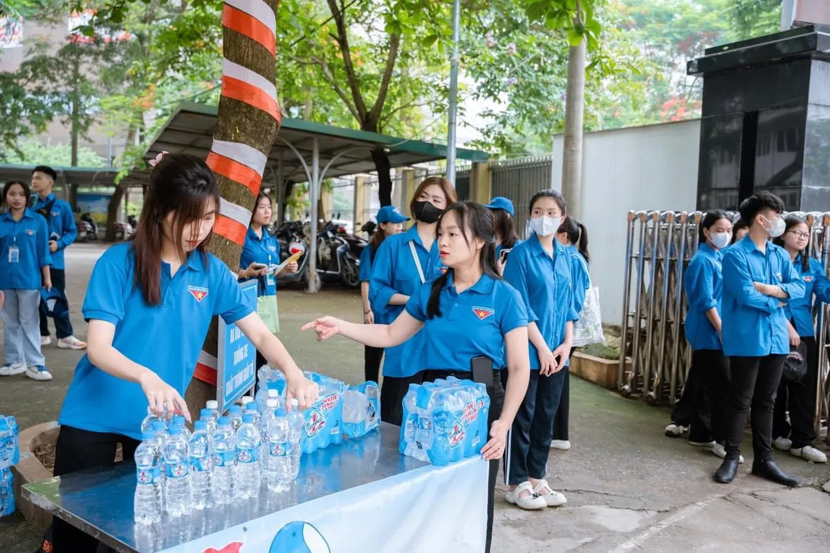 Thanh niên tình nguyện hết mình tiếp sức cho kỳ thi lớp 10 - Ảnh 1.