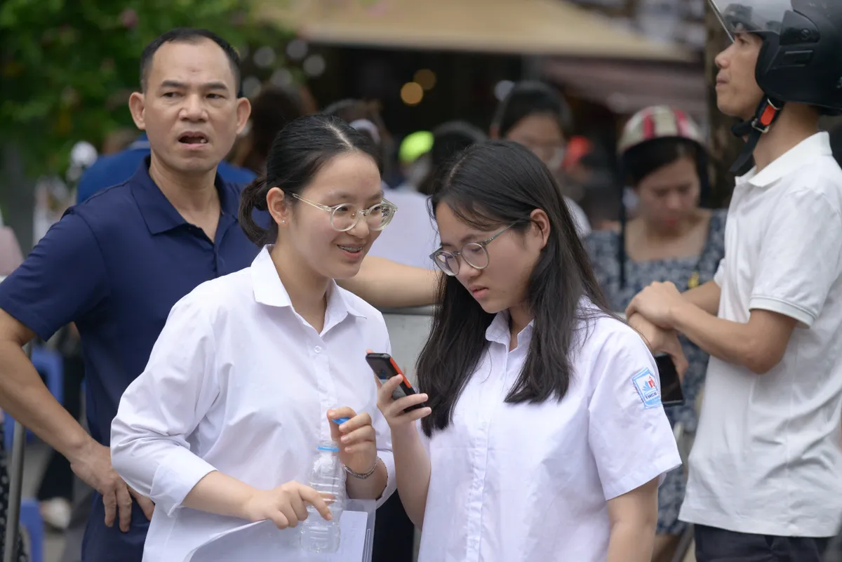 Thí sinh Hà Nội thở phào khi hoàn thành bài thi Ngữ văn vào 10 - Ảnh 6.