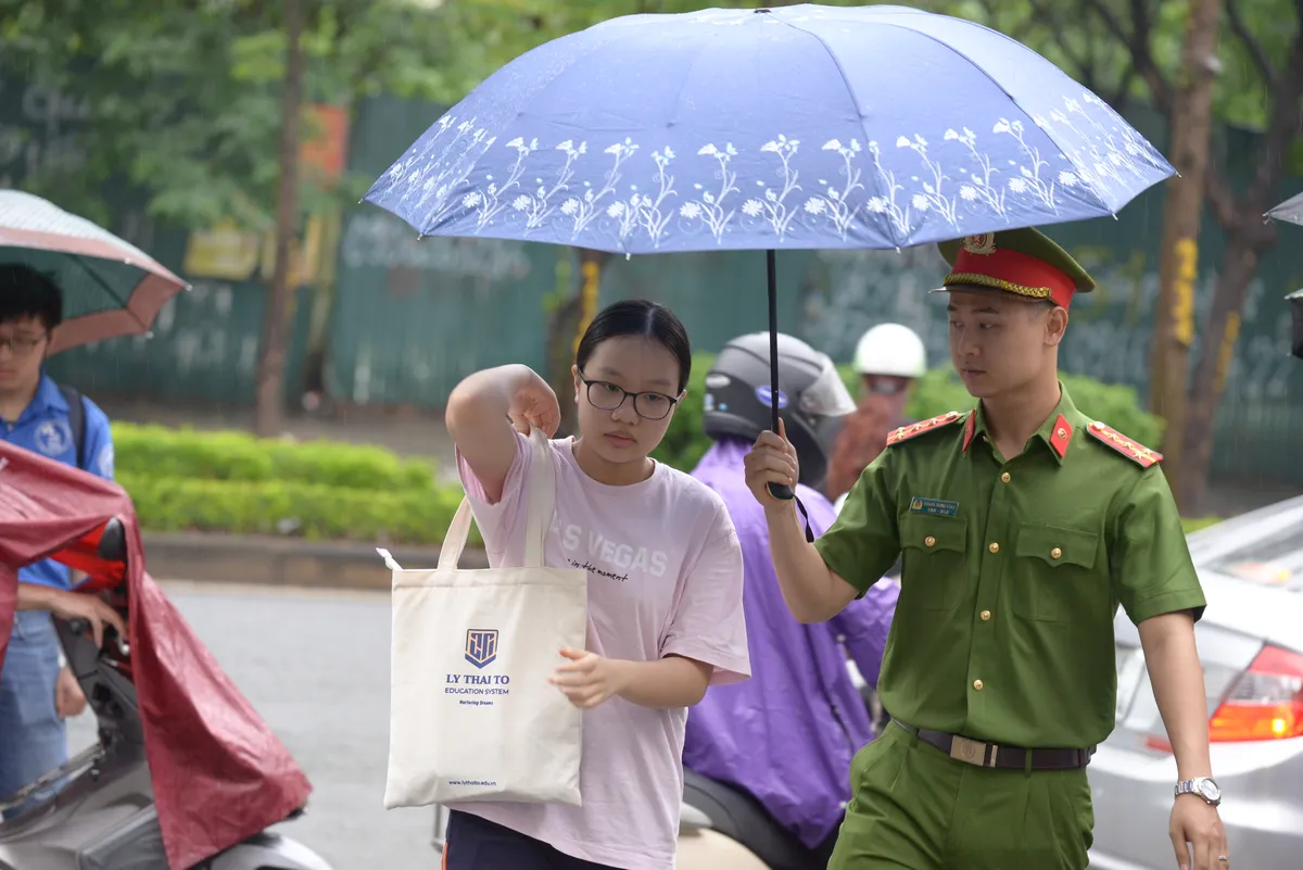 (9/6) thí sinh Hà Nội đội mưa đến thi môn cuối vào lớp 10 không chuyên - Ảnh 13.