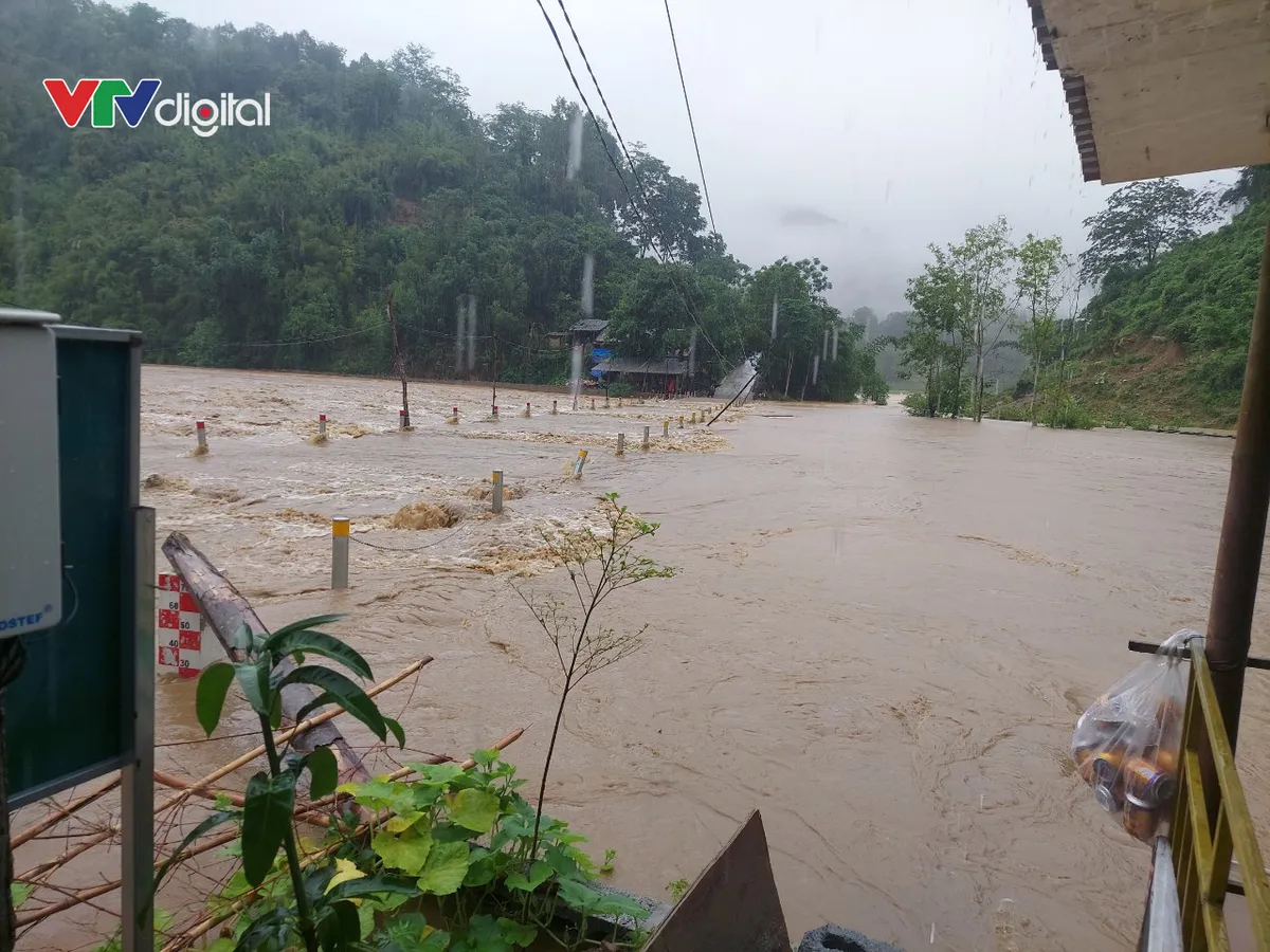 Hà Giang mưa rất lớn gây ngập lụt, lũ khẩn cấp trên sông Lô - Ảnh 4.