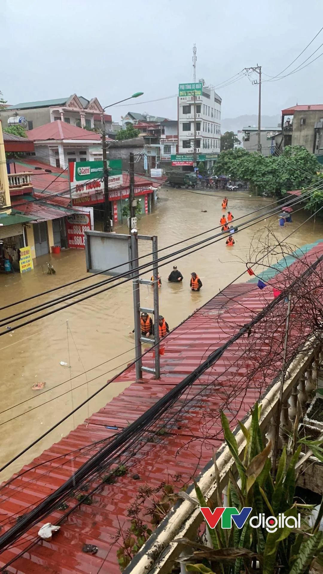 Hà Giang mưa rất lớn gây ngập lụt, lũ khẩn cấp trên sông Lô - Ảnh 6.