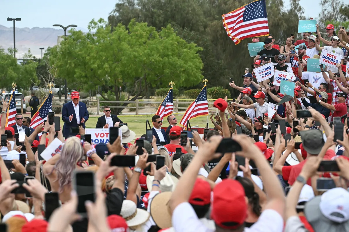 Ông Trump tổ chức vận động tranh cử ở bang Nevada trong đợt nắng nóng thiêu đốt - Ảnh 1.