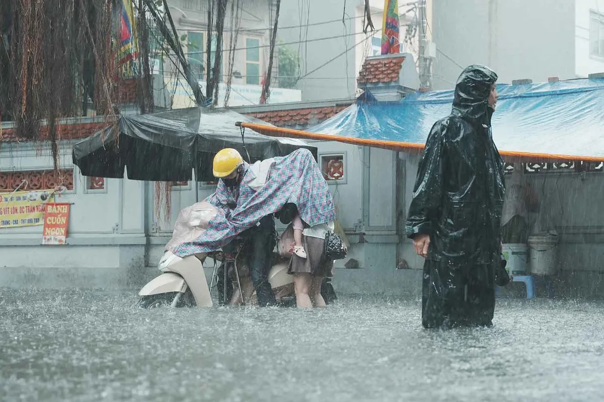 H&agrave; Nội với nỗi lo ngập lụt m&ugrave;a mưa (Kỳ 1): &ldquo;H&agrave; Nội m&ugrave;a n&agrave;y, phố cũng&hellip; như s&ocirc;ng&rdquo; - Ảnh 2.