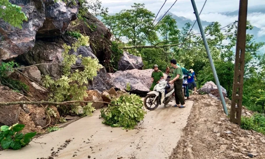 Mưa lớn ở Cao Bằng, nhiều nơi bị sạt trượt mặt đường gây đứt gãy - Ảnh 1.