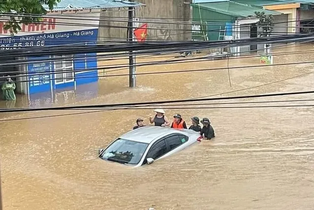 Lũ trên sông Lô cao nhất trong gần 40 năm, Hà Giang sạt lở, ngập lụt diện rộng - Ảnh 1.