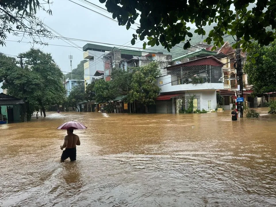 Hà Giang mưa rất lớn gây ngập lụt, lũ khẩn cấp trên sông Lô - Ảnh 8.