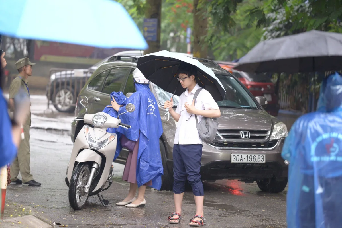 Hà Nội: Thí sinh thi lớp 10 tiếp tục đội mưa chinh phục môn chuyên - Ảnh 7.