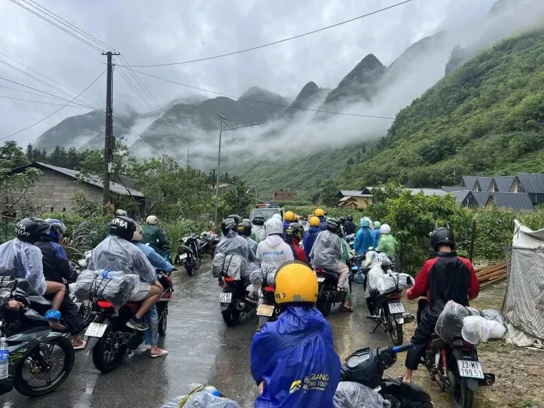 Cảnh sát giao thông Hà Giang đưa 400 du khách nước ngoài qua điểm ngập an toàn - Ảnh 3.