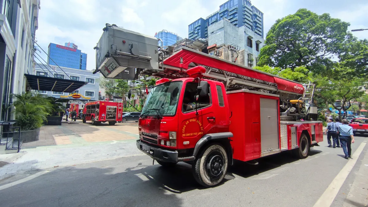 Cháy khách sạn trên phố Hoàng Ngọc Phách (Hà Nội) - Ảnh 5.