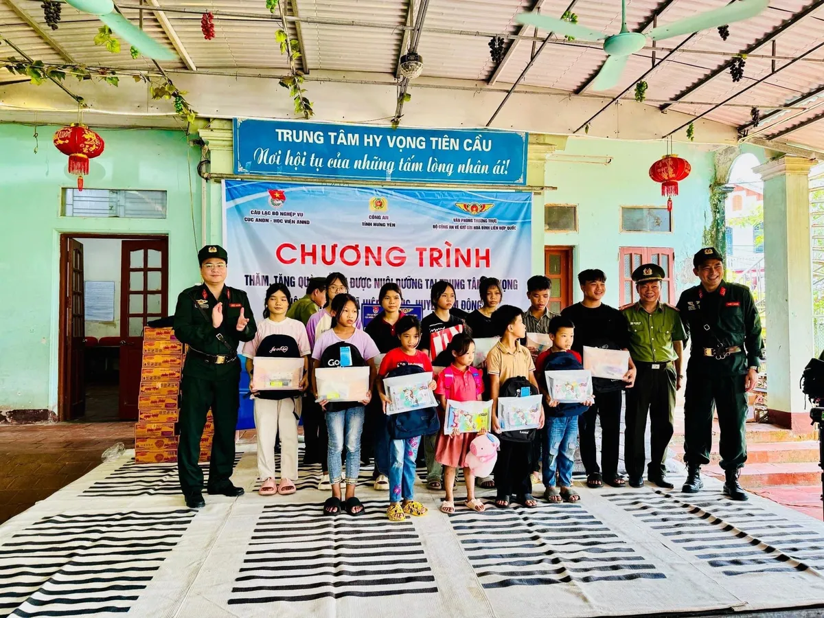 Đơn vị Cảnh s&aacute;t G&igrave;n giữ h&ograve;a b&igrave;nh số 1 Bộ C&ocirc;ng an chia sẻ y&ecirc;u thương tại Hưng Y&ecirc;n - Ảnh 1.