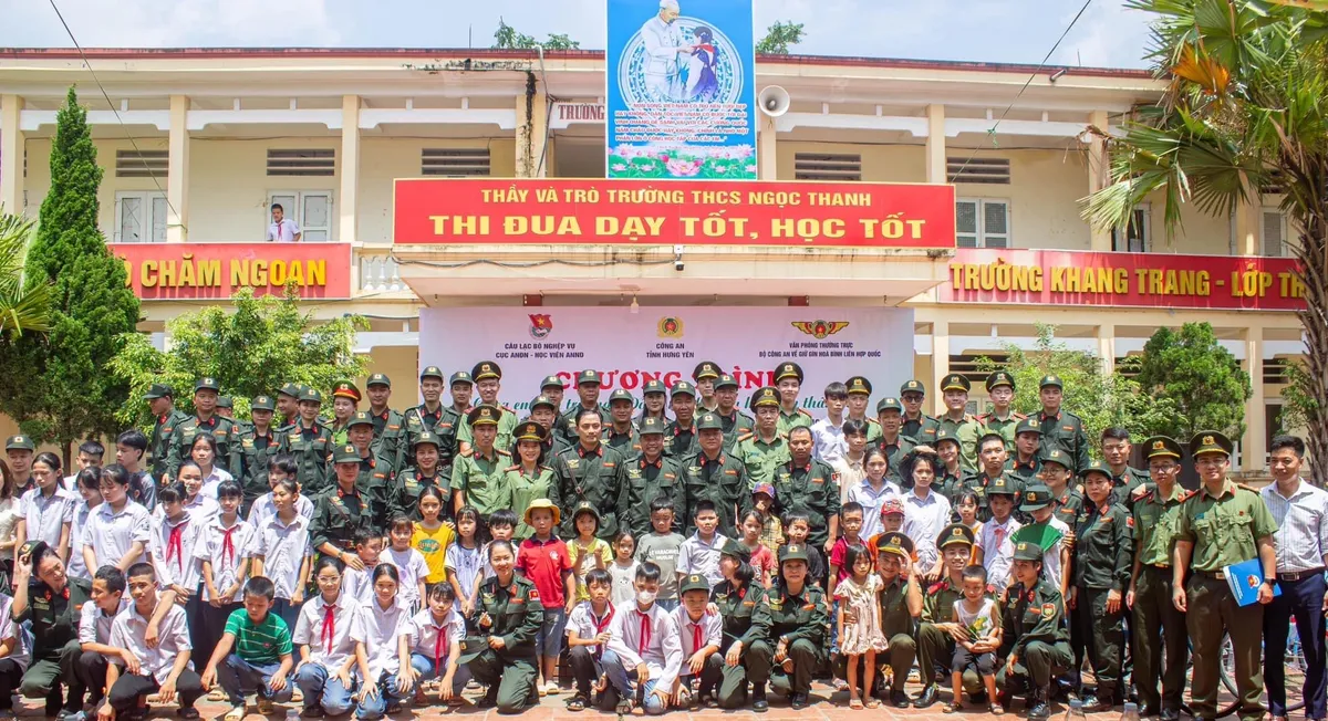 Đơn vị Cảnh s&aacute;t G&igrave;n giữ h&ograve;a b&igrave;nh số 1 Bộ C&ocirc;ng an chia sẻ y&ecirc;u thương tại Hưng Y&ecirc;n - Ảnh 5.