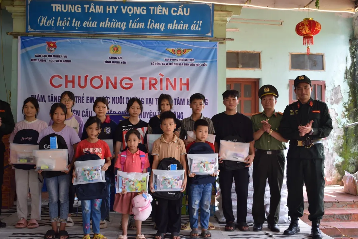 Đơn vị Cảnh s&aacute;t G&igrave;n giữ h&ograve;a b&igrave;nh số 1 Bộ C&ocirc;ng an chia sẻ y&ecirc;u thương tại Hưng Y&ecirc;n - Ảnh 2.