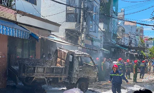 Cháy liên hoàn giữa khu dân cư ở Đà Nẵng - Ảnh 2.