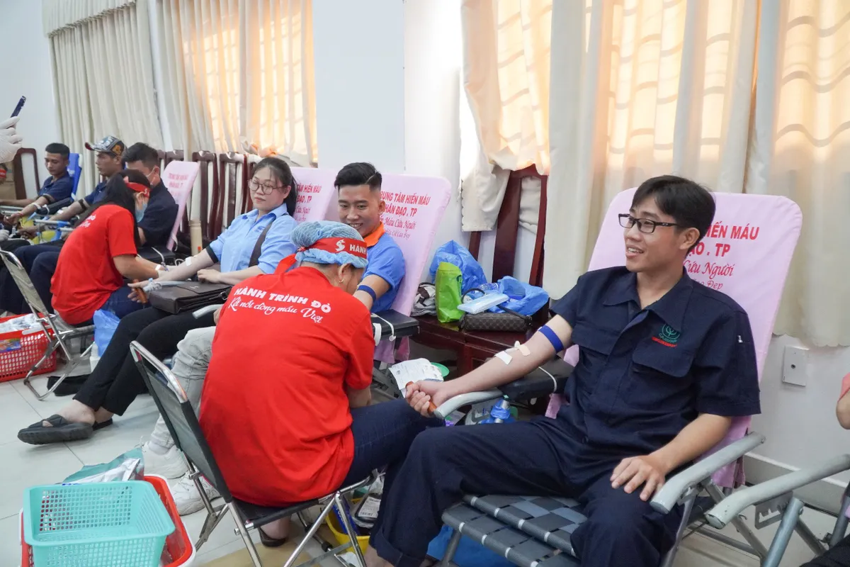 Khai mạc ngày hội hiến máu Giọt hồng từ Thành phố mang tên Bác - Ảnh 3.