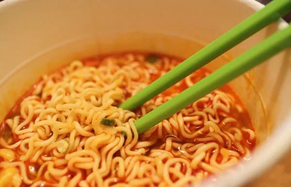 Mỳ ăn liền Việt Nam kh&ocirc;ng c&ograve;n bị kiểm so&aacute;t an to&agrave;n thực phẩm tại EU - Ảnh 1.