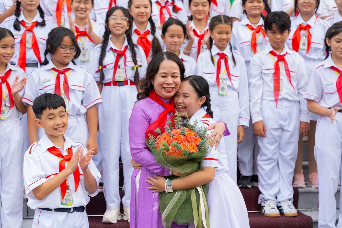 Phó Chủ tịch nước Nguyễn Thị Ánh Xuân gặp gỡ đoàn thiếu nhi tiêu biểu TP Hồ Chí Minh - Ảnh 1.