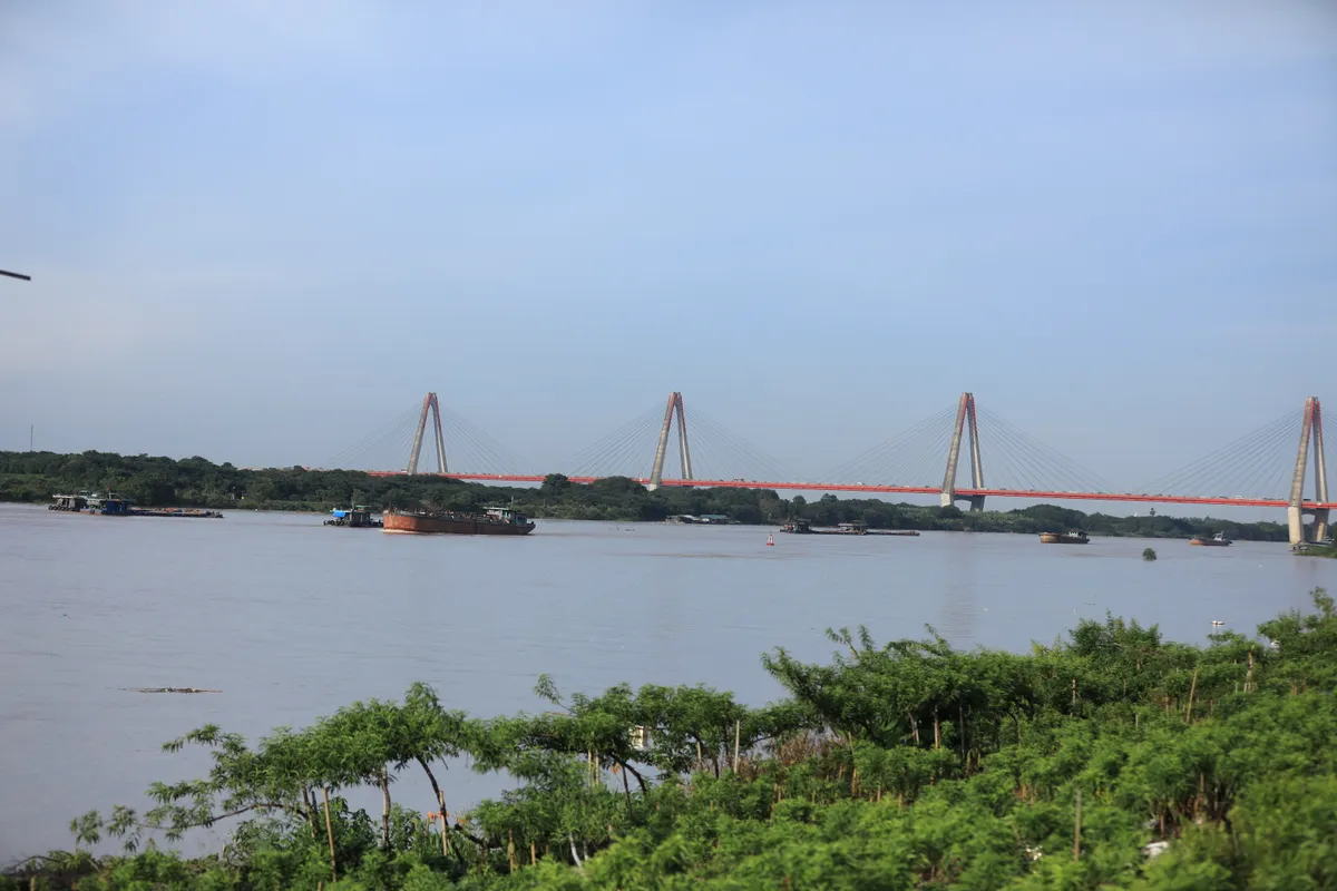 Người d&acirc;n đổ ra giải nhiệt ở c&aacute;c b&atilde;i tắm tự ph&aacute;t ven s&ocirc;ng Hồng - Ảnh 9.