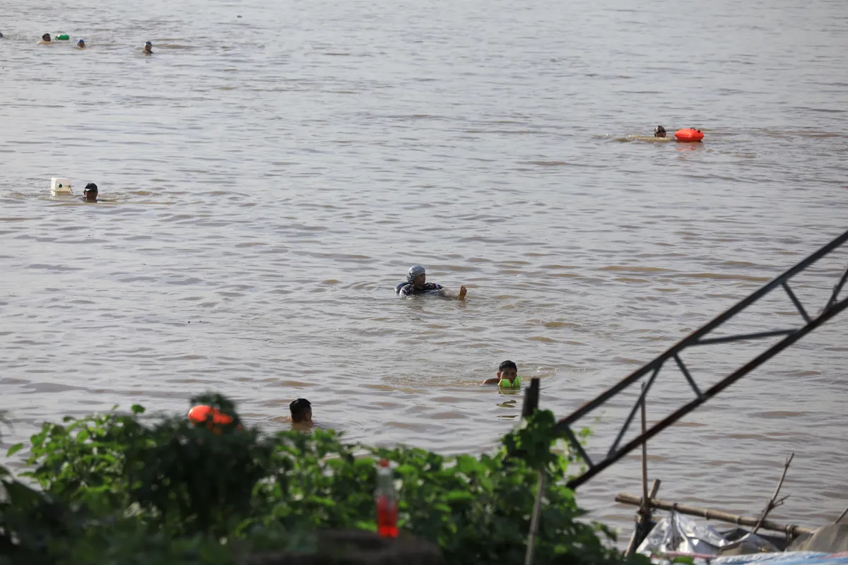 Người d&acirc;n đổ ra giải nhiệt ở c&aacute;c b&atilde;i tắm tự ph&aacute;t ven s&ocirc;ng Hồng - Ảnh 7.
