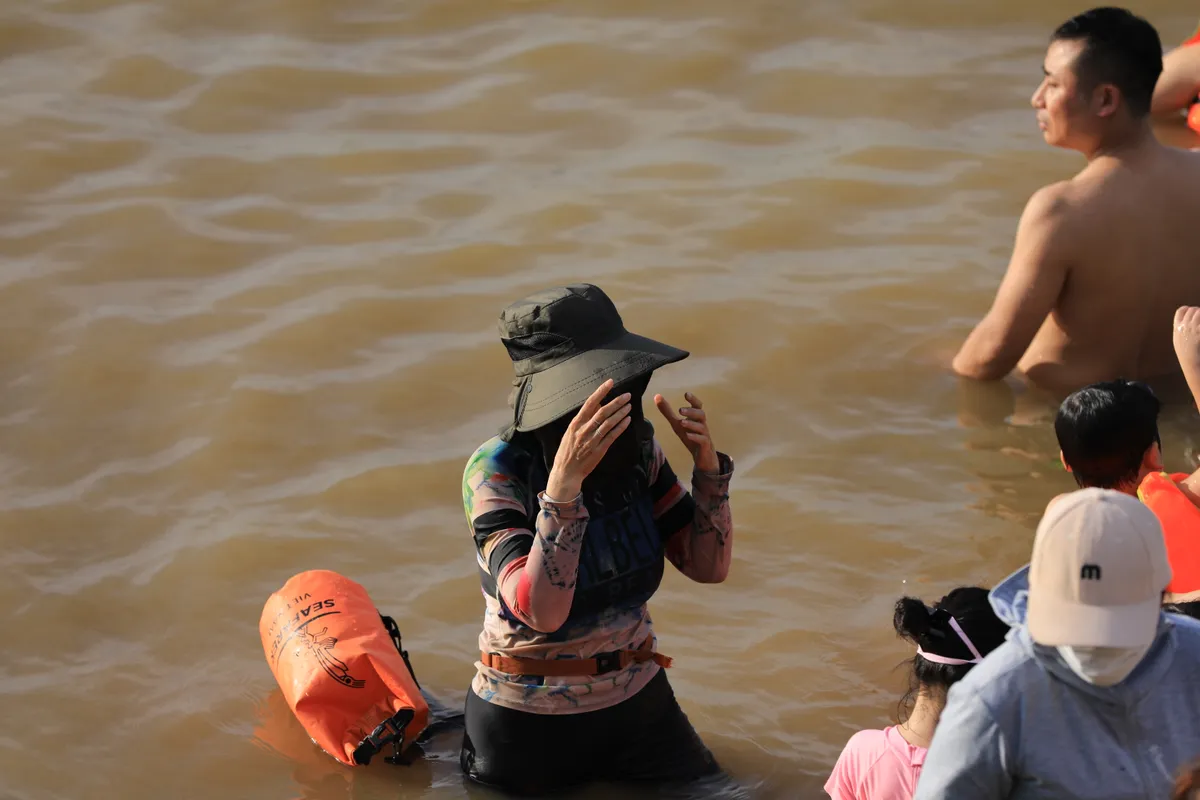 Người d&acirc;n đổ ra giải nhiệt ở c&aacute;c b&atilde;i tắm tự ph&aacute;t ven s&ocirc;ng Hồng - Ảnh 2.