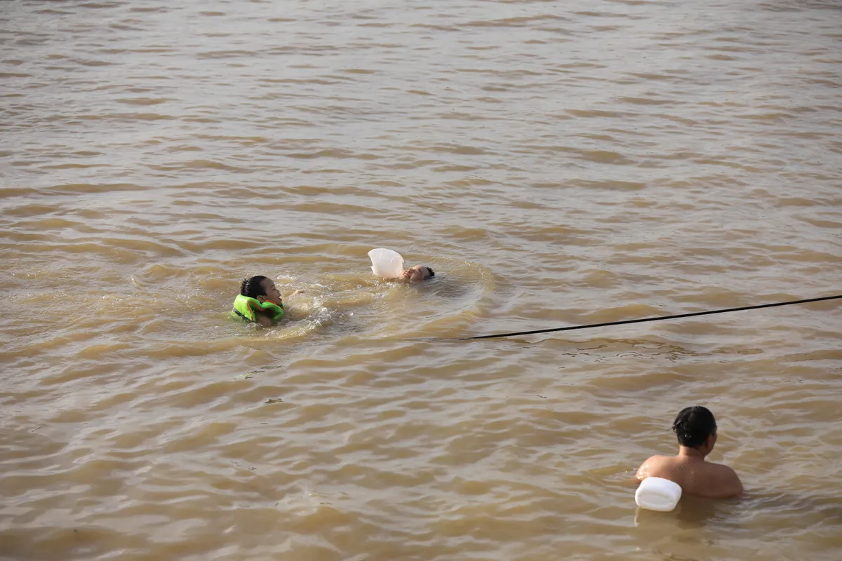 Người d&acirc;n đổ ra giải nhiệt ở c&aacute;c b&atilde;i tắm tự ph&aacute;t ven s&ocirc;ng Hồng - Ảnh 8.