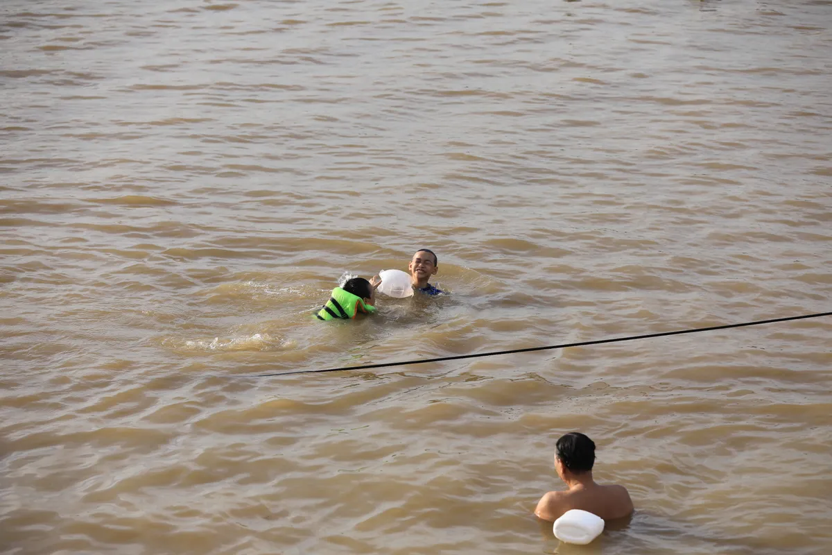 Người d&acirc;n đổ ra giải nhiệt ở c&aacute;c b&atilde;i tắm tự ph&aacute;t ven s&ocirc;ng Hồng - Ảnh 5.