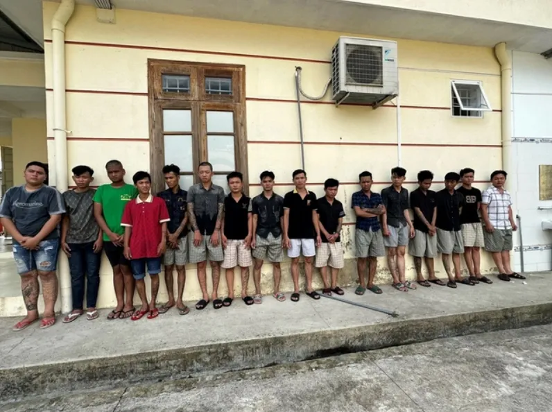 Bắt giữ 14 đối tượng cầm ph&oacute;ng lợn đi tỉ th&iacute; ở chợ Cầu Trắng với &aacute;m hiệu ri&ecirc;ng - Ảnh 1.