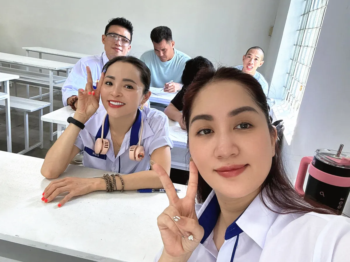 Hé lộ thiệp cưới của Midu, Hoa hậu Thùy Tiên flex tốt nghiệp Thạc sĩ - Ảnh 3.