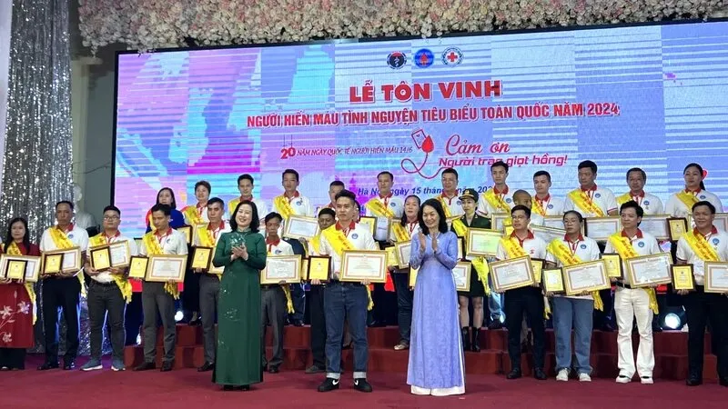 Tôn vinh 100 tấm gương hiến máu tiêu biểu toàn quốc năm 2024 - Ảnh 1.