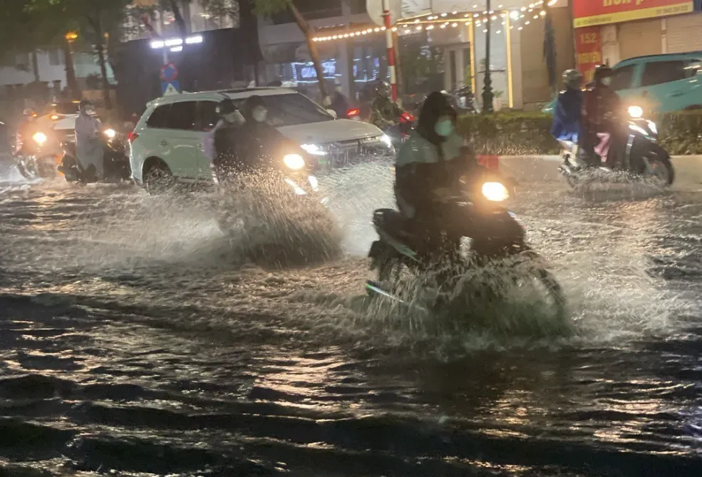 Hà Nội: Mưa kèm gió lớn, nhiều cây xanh bật gốc đổ đè trúng hàng loạt ô tô - Ảnh 4.