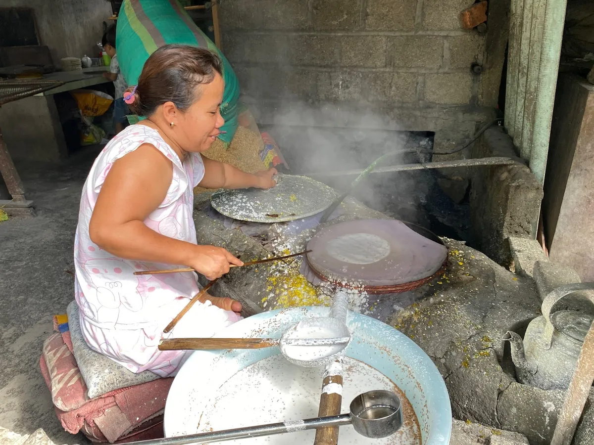 Ghé bờ Bạch Yến nghe tiếng lách tách của bánh tráng Lựu Bảo - Ảnh 2.