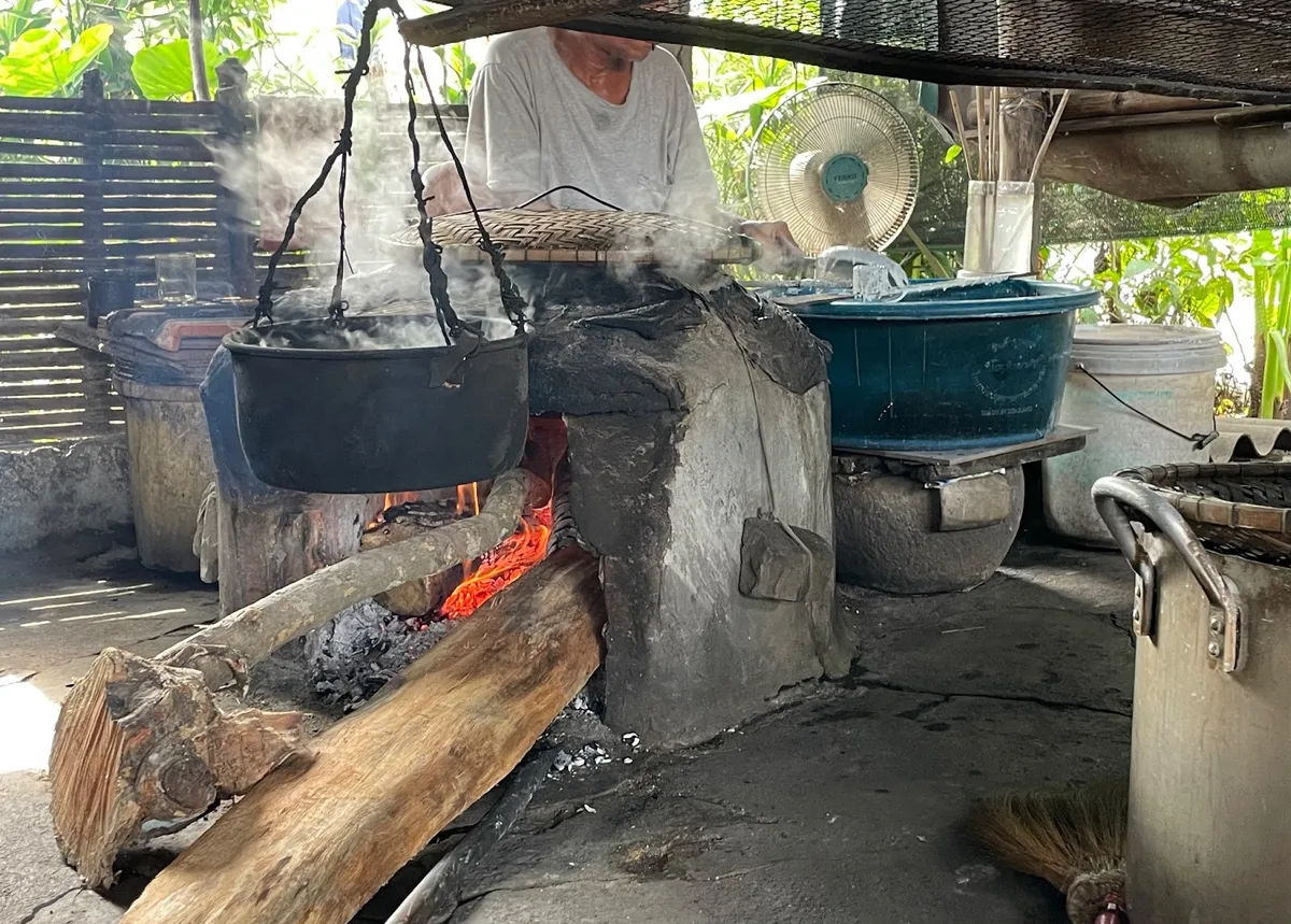 Ghé bờ Bạch Yến nghe tiếng lách tách của bánh tráng Lựu Bảo - Ảnh 1.