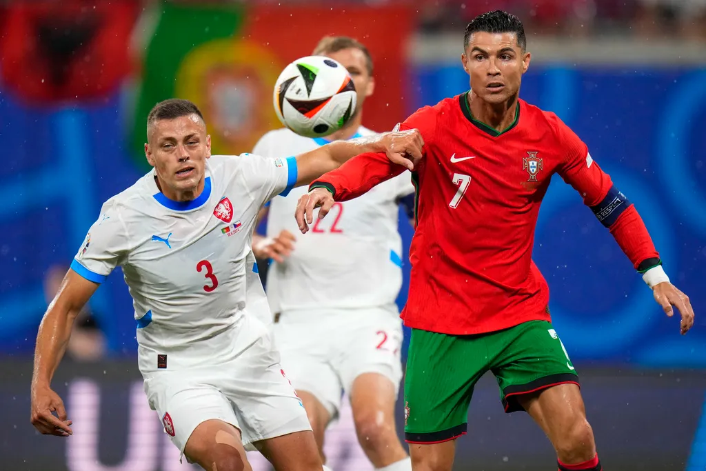 Ronaldo lập kỷ lục khó phá ở Euro - Ảnh 3. Ronaldo lập kỷ lục khó phá ở Euro - Ảnh 3.