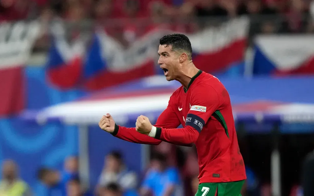 Ronaldo lập kỷ lục khó phá ở Euro - Ảnh 2. Ronaldo lập kỷ lục khó phá ở Euro - Ảnh 2.