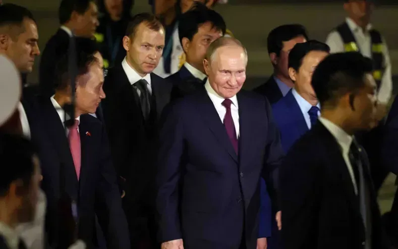 Tổng thống Nga Vladimir Putin đến Hà Nội, bắt đầu thăm cấp Nhà nước tới Việt Nam - Ảnh 6.