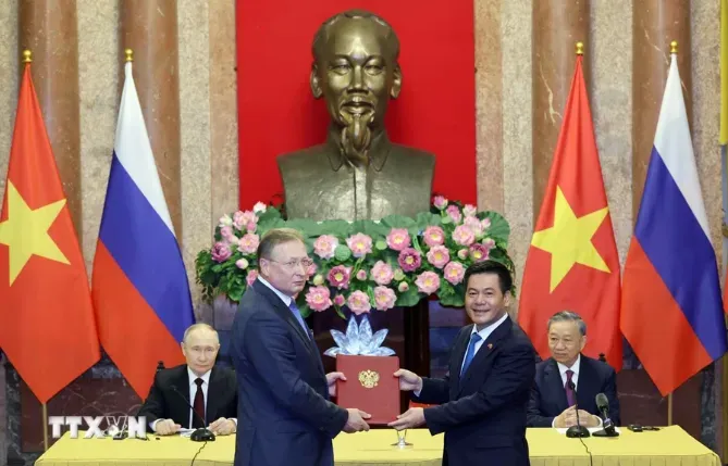 Chủ tịch nước Tô Lâm và Tổng thống Nga Vladimir Putin chứng kiến trao văn kiện hợp tác - Ảnh 1.